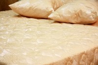 Комплект покрывало Элегия золотой с навол. 240*260,50*70 +/- 2%